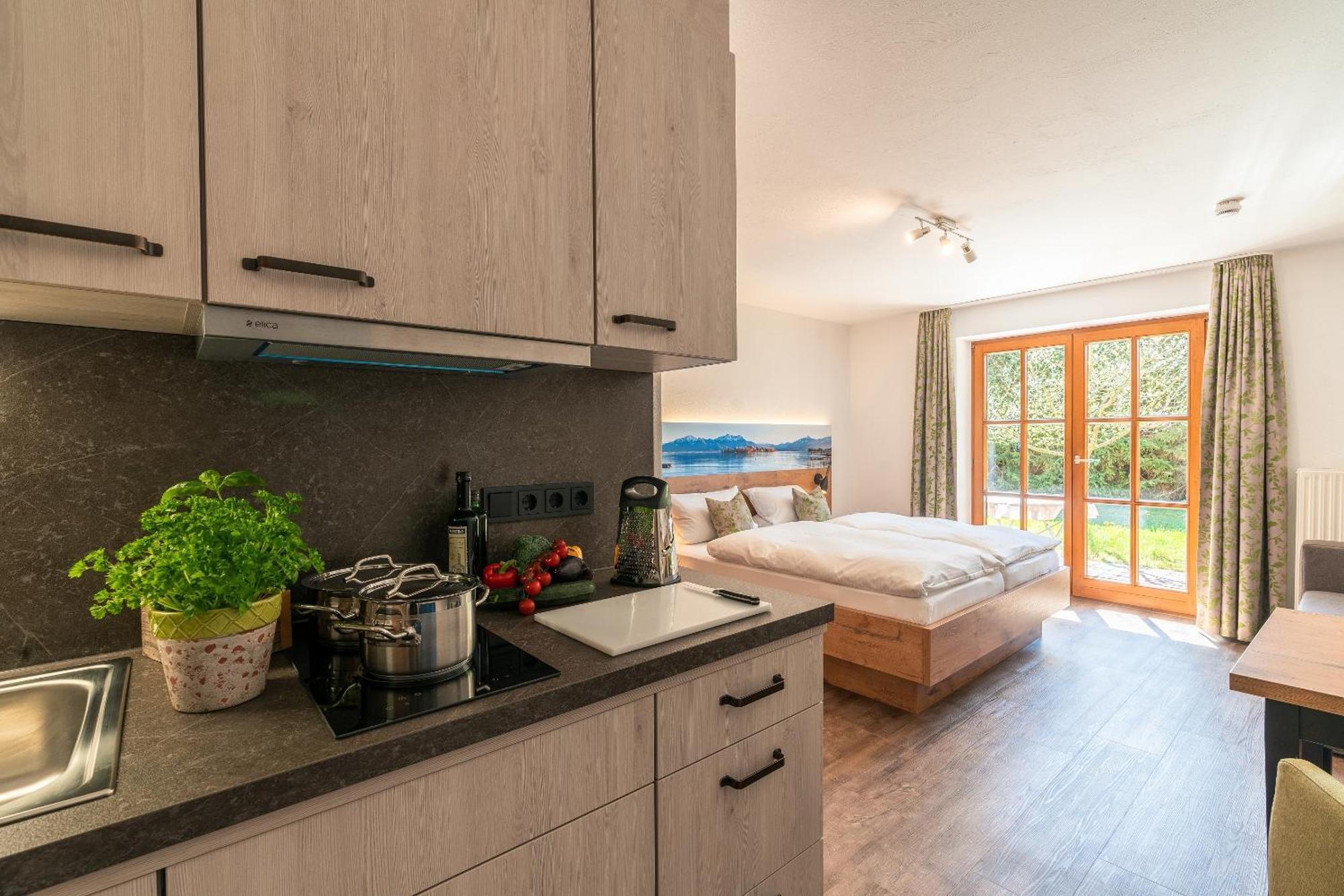 Gaeste- Und Apartmenthaus Wiesholler Chieming Exterior foto